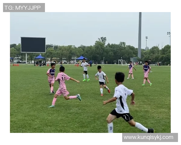 南京足球队荣登全国灵活性排行榜第三名展现卓越实力与潜力 南京足球队荣登全国灵活性排行榜第三名展现卓越实力与潜力