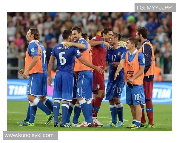 合照中的足球明星是谁揭秘他们背后的故事与成就 合照中的足球明星是谁揭秘他们背后的故事与成就