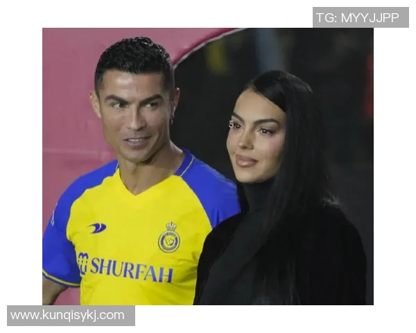 足球明星与亚洲女友的甜蜜瞬间精彩图片分享