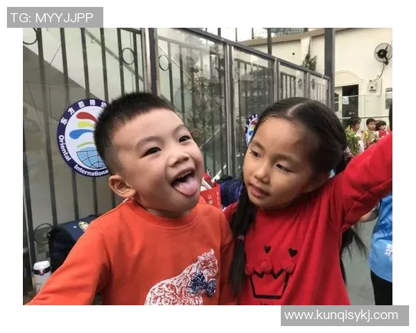 足球明星的孩子们萌态百出引发网友热议可爱瞬间瞬间成网红